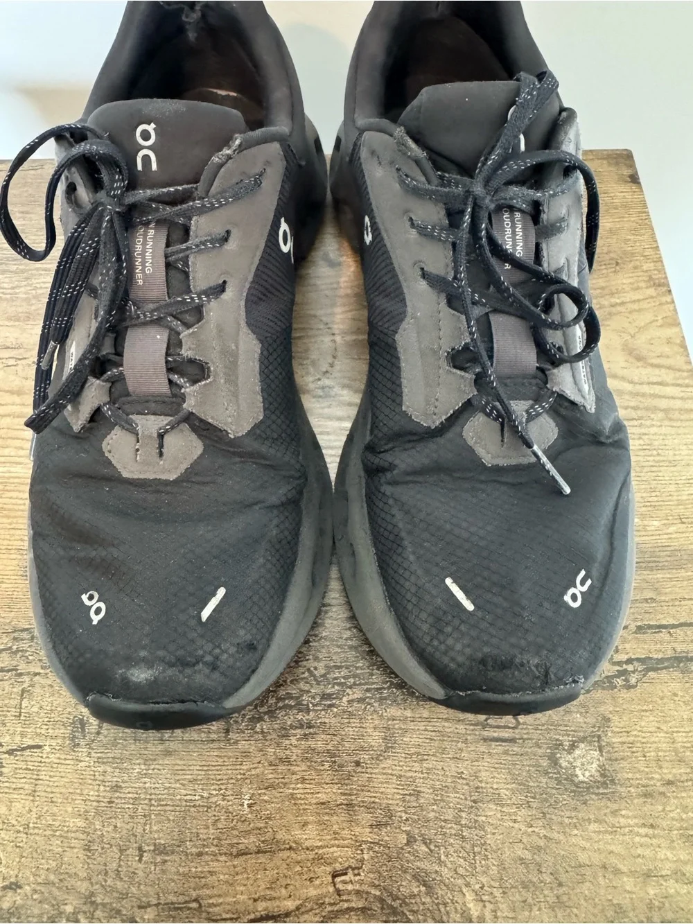 On Cloud Womens Black Cloudrunner 2 Waterproof Sneakers CloudTec Cushioning Sz 9